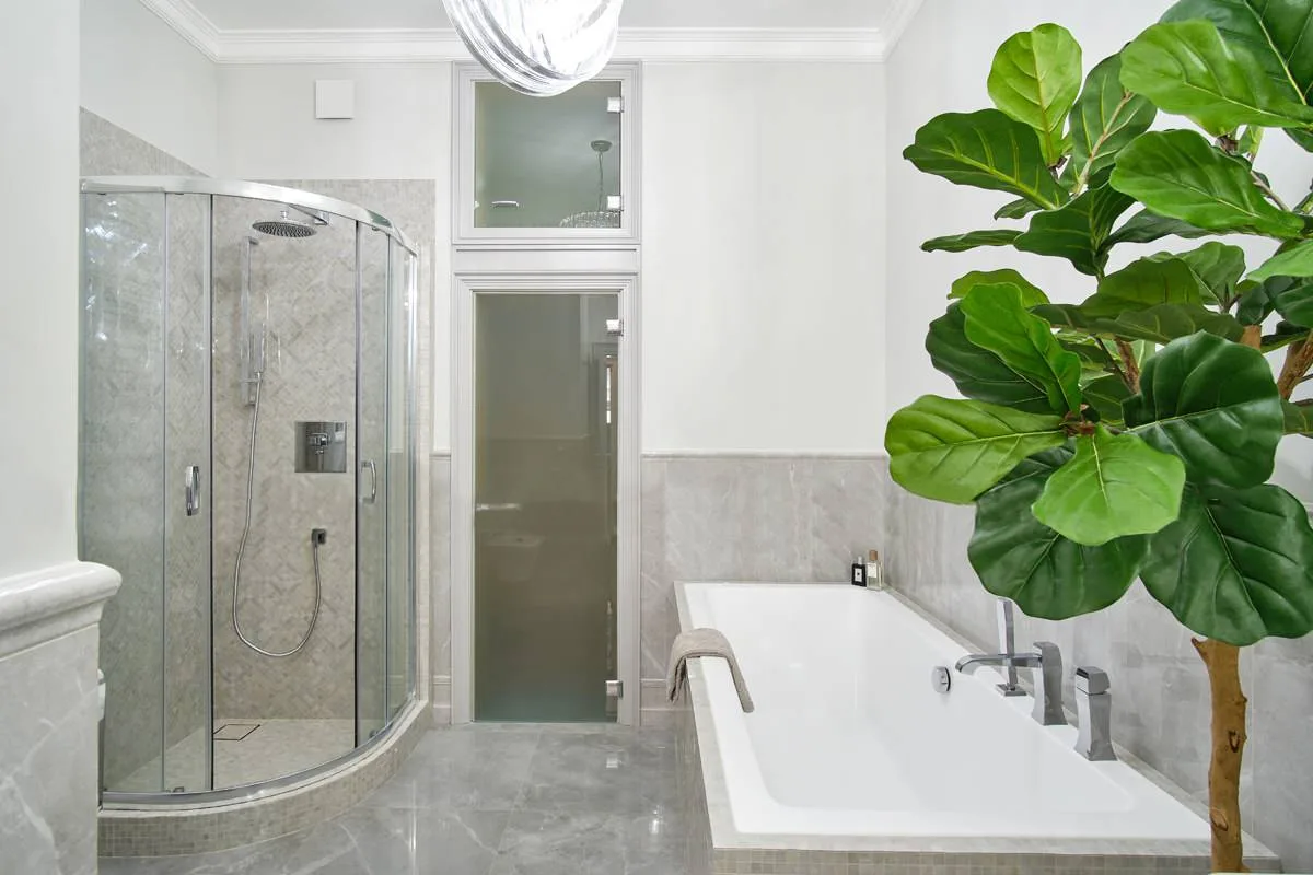 Novaya Istoriya Master Bathroom