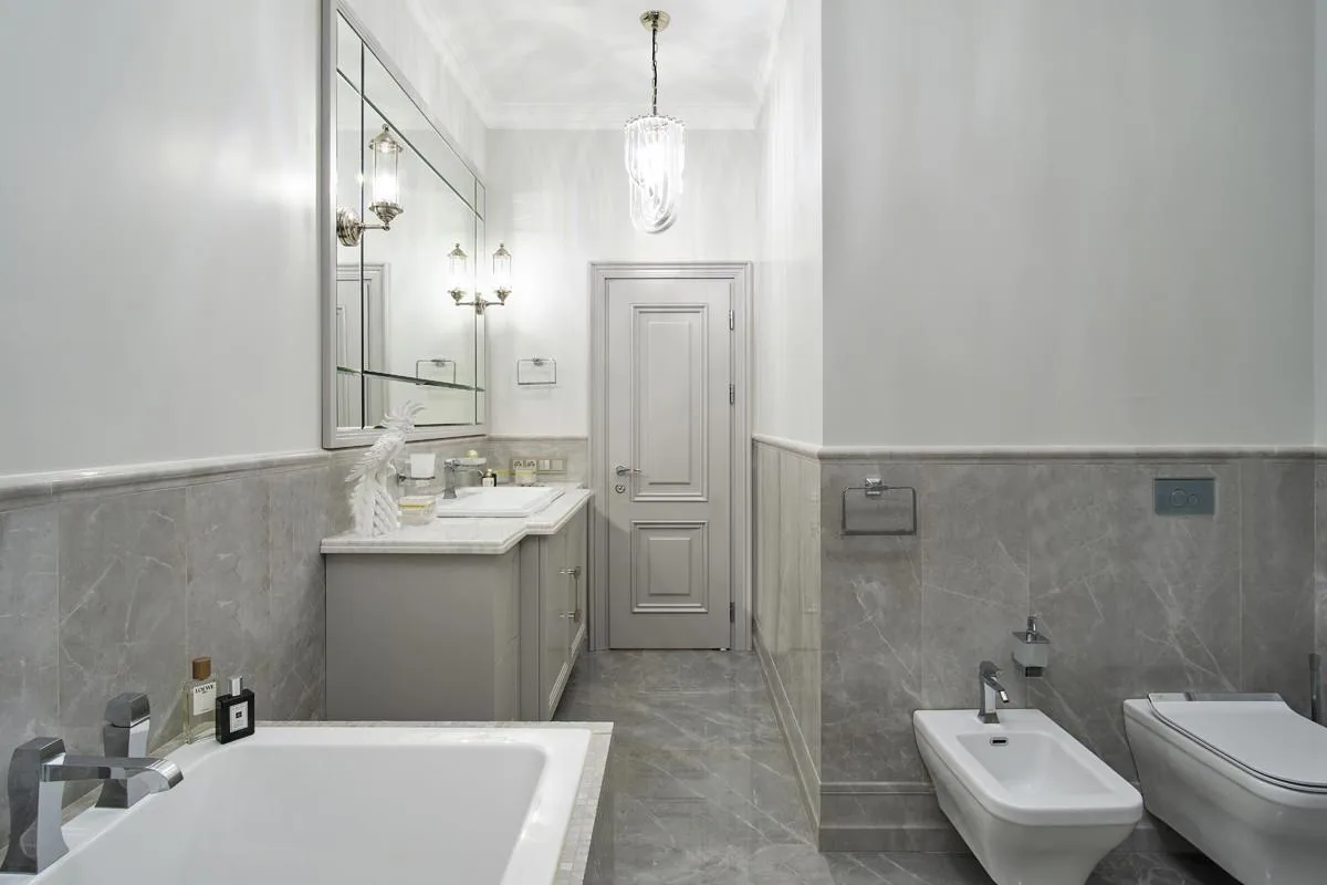 Novaya Istoriya Master Bathroom